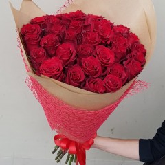 Sarkanu rožu (50 - 60 cm) pušķis 